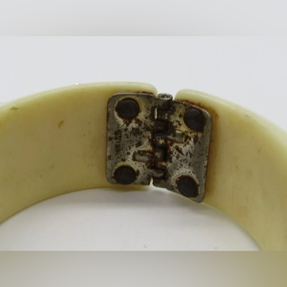 BAKELITE WEISS Era Vintage 1940s-50s Hinged Rhinestone Studded Clamper Bracelet - Picture 3 of 5